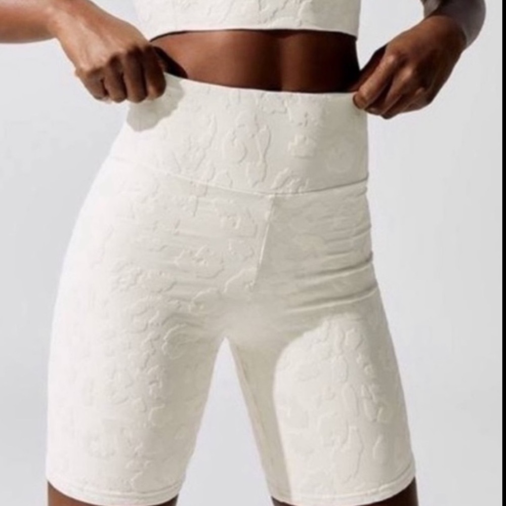 Twenty Montreal Women's 3D Activewear Textured Biker Shorts Cream XSmall